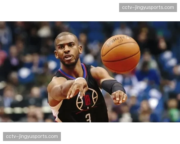 特写:场下的克里斯-保罗,仍在通过录像课指导年轻控卫阅读防守 特写:场下的克里斯-保罗,仍在通过录像课指导年轻控卫阅读防守